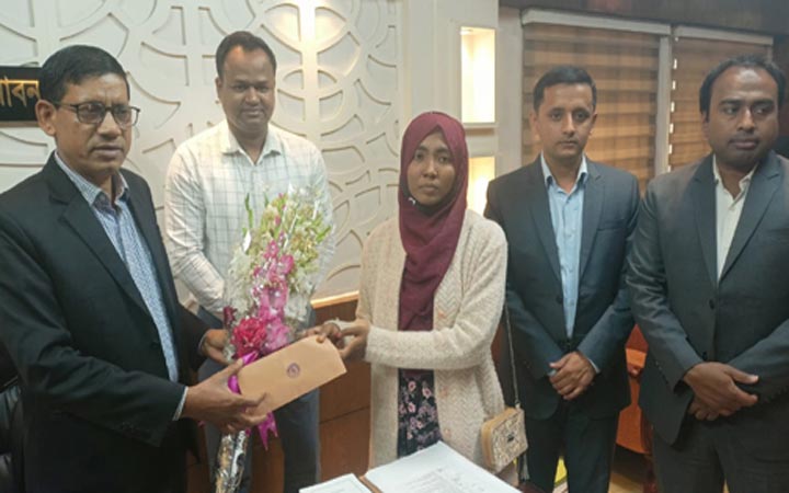 মেডিক্যাল চান্স পাওয়া শিক্ষার্থী মেঘলার সব দায়িত্ব নিলেন পাবনার জেলা প্রশাসক